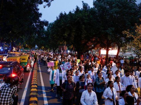 FOTO: Kacau Balau Layanan Rumah Sakit di India, Jutaan Tenaga Kesehatan Mogok Kerja Massal Usai Kasus Pemerkosaan Dokter Magang di Kolkata