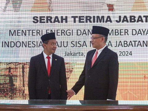 Menteri Energi dan Sumber Daya Mineral (ESDM) yang baru Bahlil Lahadalia saat melakukan serah terima jabatan (sertijab) kepada Menteri ESDM sebelumnya Arifin  di Kantor Kementerian ESDM, Jakarta, Senin (19/08/2024).