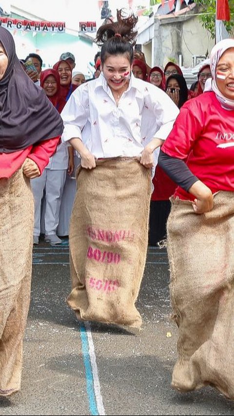 Deretan Potret Seru Ayu Ting Ting Ikut Lomba di Kampung Bareng Warga Sekitar