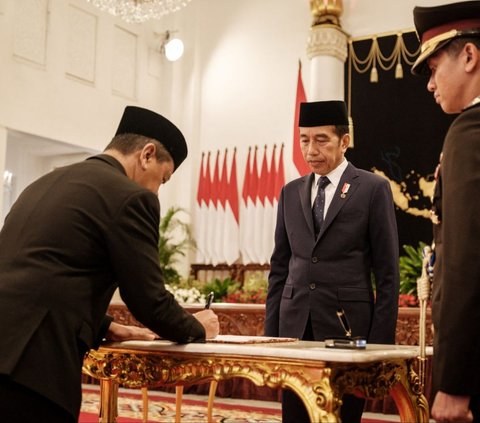 FOTO: Detik-Detik Presiden Jokowi Melantik Bahlil Lahadalia hingga Rosan Roeslani Jadi Menteri Baru di Istana Negara