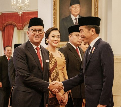 FOTO: Detik-Detik Presiden Jokowi Melantik Bahlil Lahadalia hingga Rosan Roeslani Jadi Menteri Baru di Istana Negara