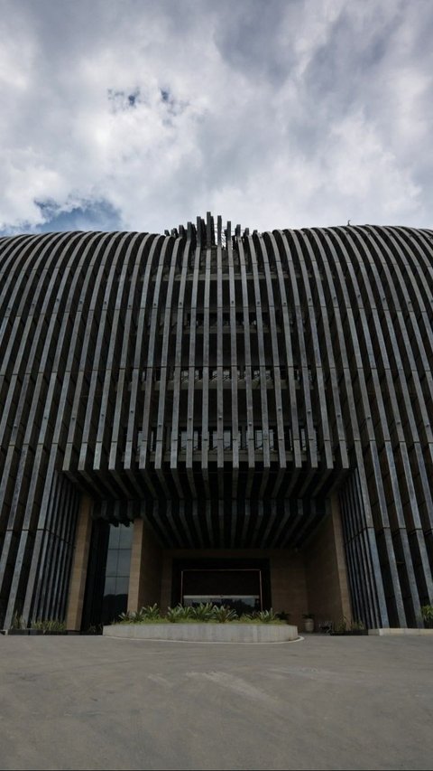 Jika dilihat dari kejauhan, gedung berbentuk burung Garuda ini tampak berwarna hitam. Foto: BAY ISMOYO / AFP