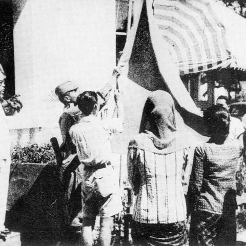 Proklamasi Kemerdekaan Indonesia dan pengibaran bendera 17 Agustus 1945