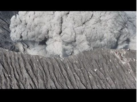 Moments of Mount Dukono Eruption: Climbers Running Down in Panic, Terrifying