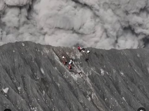 Moments of Mount Dukono Eruption: Climbers Running Down in Panic, Terrifying