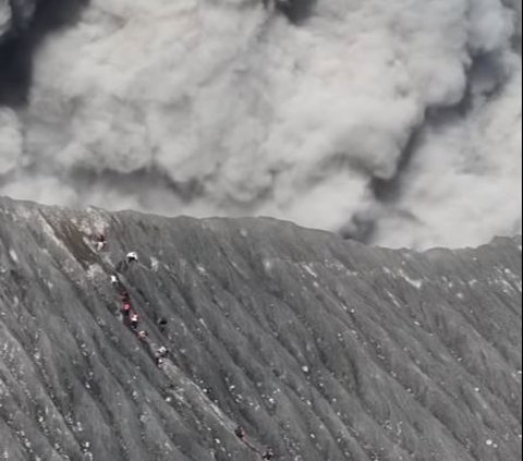 Moments of Mount Dukono Eruption: Climbers Running Down in Panic, Terrifying