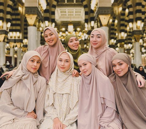 8 Photos of Awkarin Performing Umrah for the First Time, Her Hijab Appearance Draws Attention