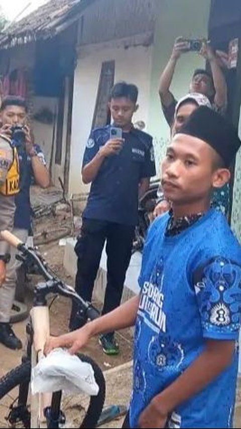 Kisah Alif Pelajar Yatim Piatu yang Lari 5 Km Setiap Hari ke Sekolah Viral, Dapat Bantuan dari Bupati Jember<br>