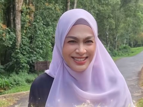 Potret Terbaru Dewi Hughes, Makin Cantik Mempesona & Langsing