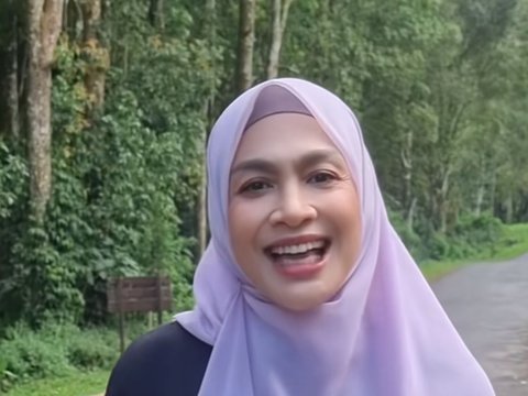 Potret Terbaru Dewi Hughes, Makin Cantik Mempesona & Langsing