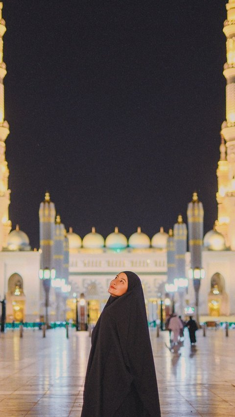 Auranya Bikin Adem! Potret Awkarin saat Umrah di Tanah Suci, Tampil Mengenakan Hijab Beda Banget & Bikin Pangling<br>