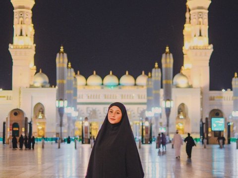 Auranya Bikin Adem! Potret Awkarin saat Umrah di Tanah Suci, Tampil Mengenakan Hijab Beda Banget & Bikin Pangling