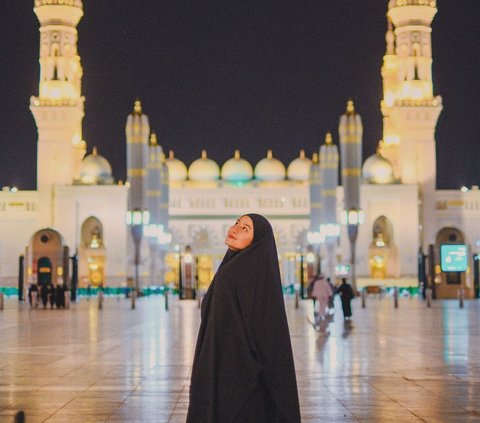 Auranya Bikin Adem! Potret Awkarin saat Umrah di Tanah Suci, Tampil Mengenakan Hijab Beda Banget & Bikin Pangling