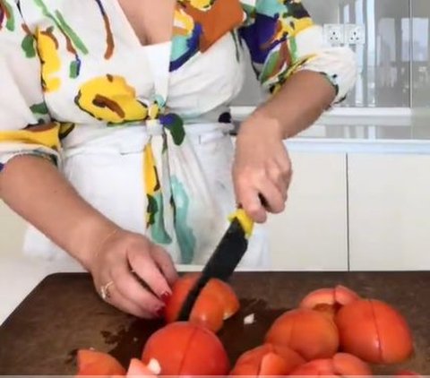 Australian Foreigner Uploads Video on TikTok Cooking Spaghetti with Petai, Comment Section Flooded by Malay Residents