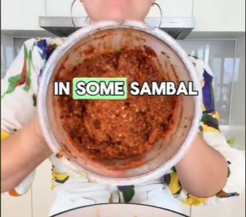 Australian Foreigner Uploads Video on TikTok Cooking Spaghetti with Petai, Comment Section Flooded by Malay Residents