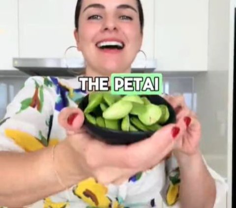 Australian Foreigner Uploads Video on TikTok Cooking Spaghetti with Petai, Comment Section Flooded by Malay Residents