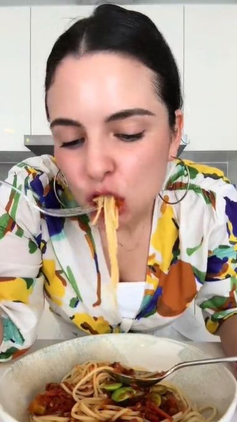 Australian Foreigner Uploads Video on TikTok Cooking Spaghetti with Petai, Comment Section Flooded by Malay Residents