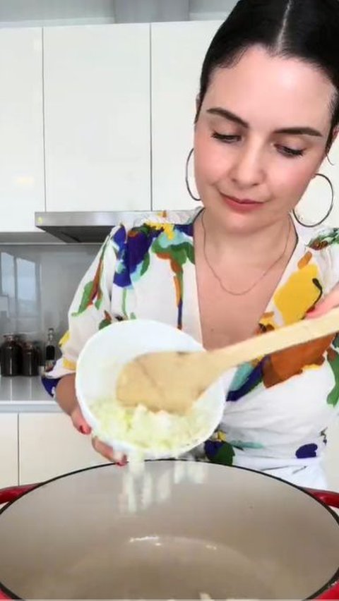 Australian Foreigner Uploads Video on TikTok Cooking Spaghetti with Petai, Comment Section Flooded by Malay Residents