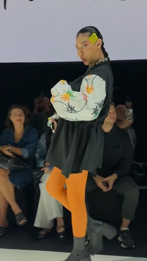 Pregnant Mother Slays on the Catwalk, Energetic Action of Patricia Gouw as a Model While Expecting