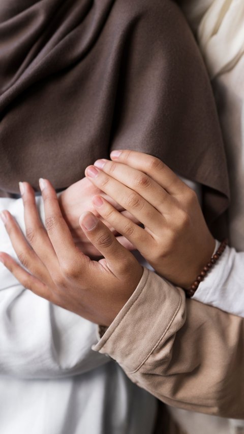 6 Virtues of a Wife Kissing Her Husband's Hand