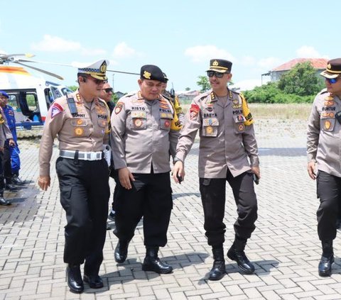 Lagi Pengamanan Presiden, Kombes Polisi Tiba-tiba 'Diserbu' Ibu-ibu