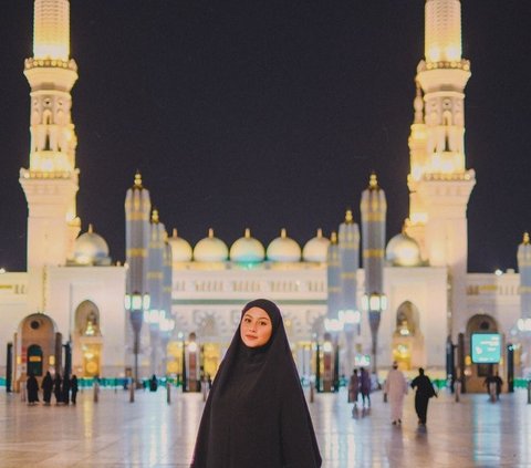 Awkarin Jalani Ibadah Umrah Pertama Kali, Kenakan Hijab- Auranya Bikin Adem