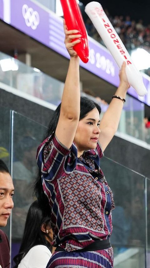 8 Potret Annisa Pohan Beri Dukungan untuk Atlet Indonesia yang Bertanding di Olimpiade Paris, Penampilannya Bikin Salfok <br>