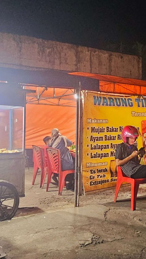 Momen Jenderal Bintang Dua Polri 'Geruduk' Warung Tenda Nasi Goreng, Gayanya jadi Sorotan