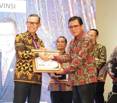 Lampung Province Secretary Fahrizal Darminto Wins the Askompsi Digital Leadership Government Award 2024