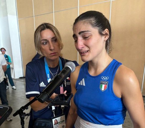 Viral Video Angela Carini Chooses to Withdraw from the 2024 Olympics After Falling to a Transgender Boxer in Just 46 Seconds