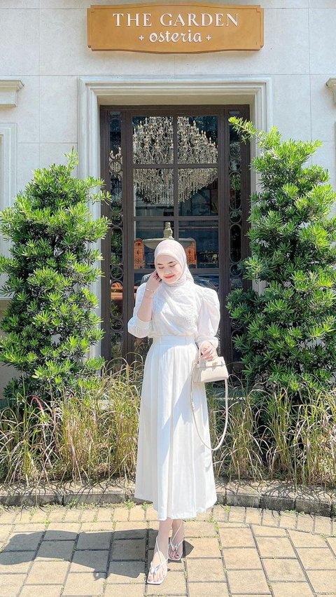 2 Inspirasi Look Hijab All White Supaya Gak Monoton<br>