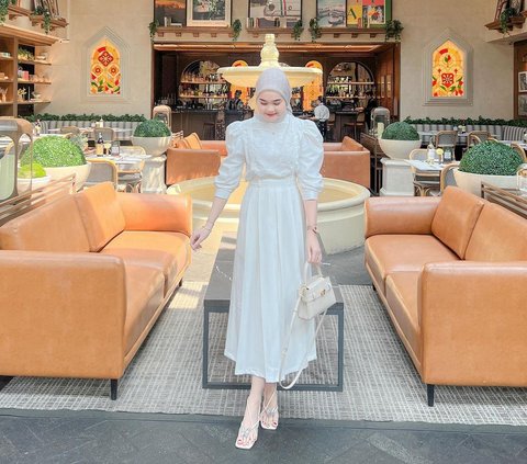 2 Inspirations for All White Hijab Looks to Avoid Monotony