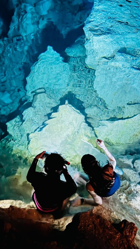 10 Momen Menantang Prilly Latuconsina Freedive di Gua, Ternyata Pemandangannya Indah Banget