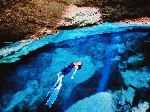 10 Momen Menantang Prilly Latuconsina Freedive di Gua, Ternyata Pemandangannya Indah Banget