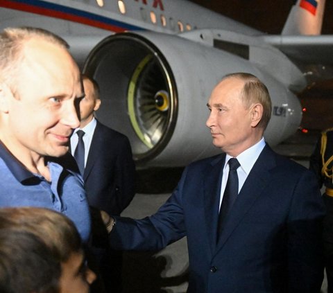Amerika Serikat dan Rusia telah melakukan pertukaran tahanan bersejarah pada hari Kamis, di mana dua lusin tahanan, termasuk mantan marinir AS Paul Whelan dan reporter Wall Street Journal Evan Gershkovich, dibebaskan.