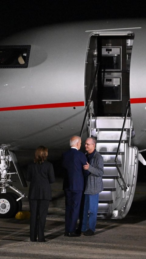 Amerika Serikat dan Rusia telah melakukan pertukaran tahanan bersejarah pada hari Kamis, di mana dua lusin tahanan, termasuk mantan marinir AS Paul Whelan dan reporter Wall Street Journal Evan Gershkovich, dibebaskan.