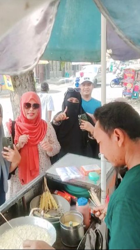 Pedagang Telur Gulung Perlihatkan 'Jurus Terjitu' Tarik Pelanggan Hingga Laris Manis Setiap Hari, Ternyata Ini Caranya