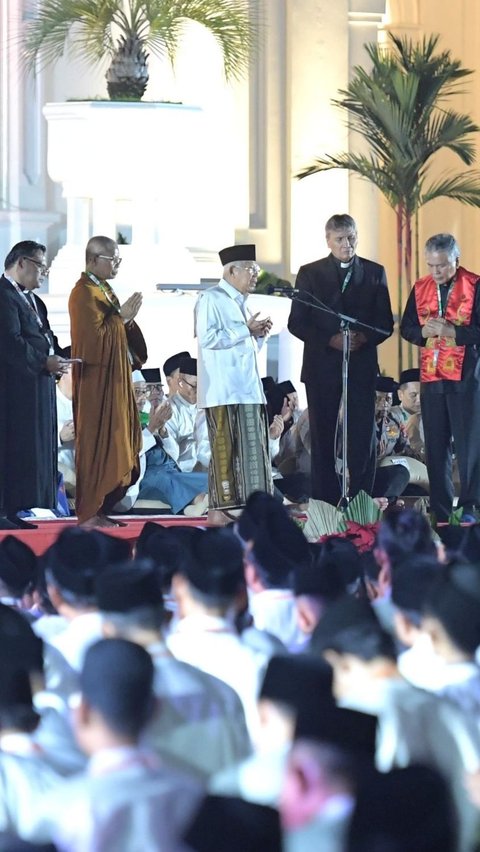 Mereka berkumpul untuk memanjatkan doa demi kesejahteraan dan kemajuan bangsa Indonesia. Foto: BPMI Setpres/Kris<br>