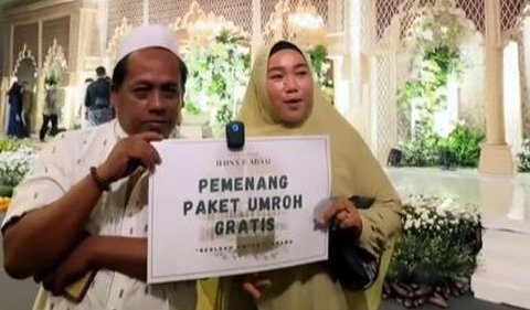 Namun yang paling bikin salah fokus di acara pernikahan bertema pesta rakyat itu adalah hadiah umrah gratis untuk 13 orang yang beruntung.