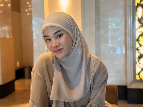 Clara Shinta's Portrait Gives a Surprise Umrah for Her Religious Teacher