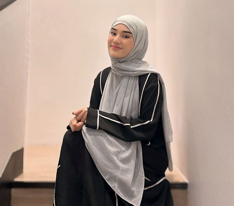 Clara Shinta's Portrait Gives a Surprise Umrah for Her Religious Teacher