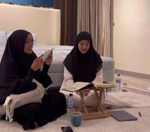 Clara Shinta's Portrait Gives a Surprise Umrah for Her Religious Teacher