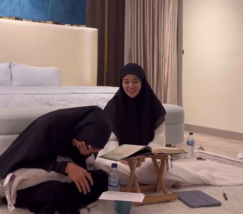 Clara Shinta's Portrait Gives a Surprise Umrah for Her Religious Teacher