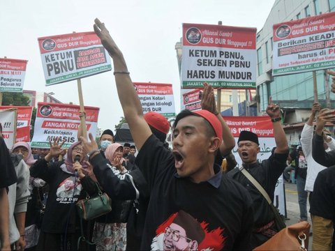 FOTO: Massa Aliansi Santri Gus Dur Geruduk Gedung PBNU Tuntut Ketua Umum dan Sekjen Mundur