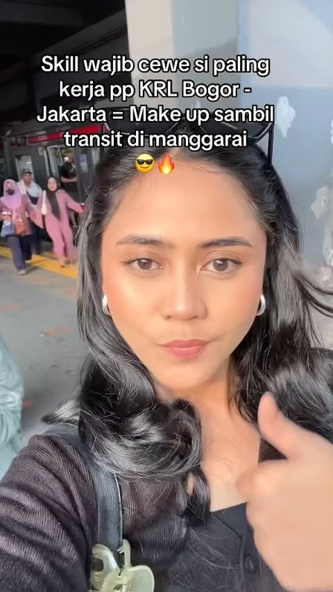 Wanita Rias Wajah di KRL Sambil Transit di Stasiun Manggarai Bikin Warganet Salut!