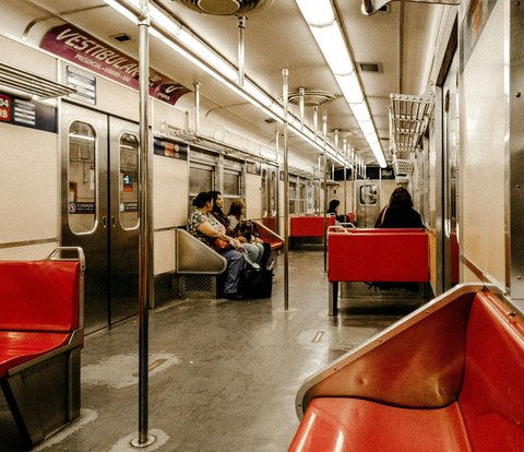 Women Doing Makeup on the KRL While Transiting at Manggarai Station Impresses Netizens!