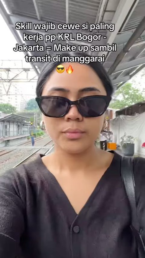 Women Doing Makeup on the KRL While Transiting at Manggarai Station Impresses Netizens!