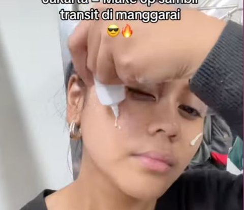 Women Doing Makeup on the KRL While Transiting at Manggarai Station Impresses Netizens!