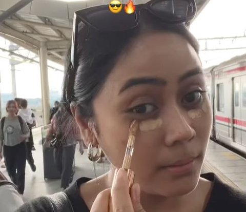 Women Doing Makeup on the KRL While Transiting at Manggarai Station Impresses Netizens!