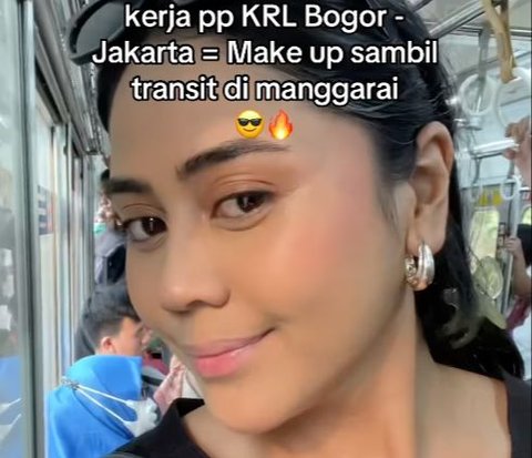 Women Doing Makeup on the KRL While Transiting at Manggarai Station Impresses Netizens!